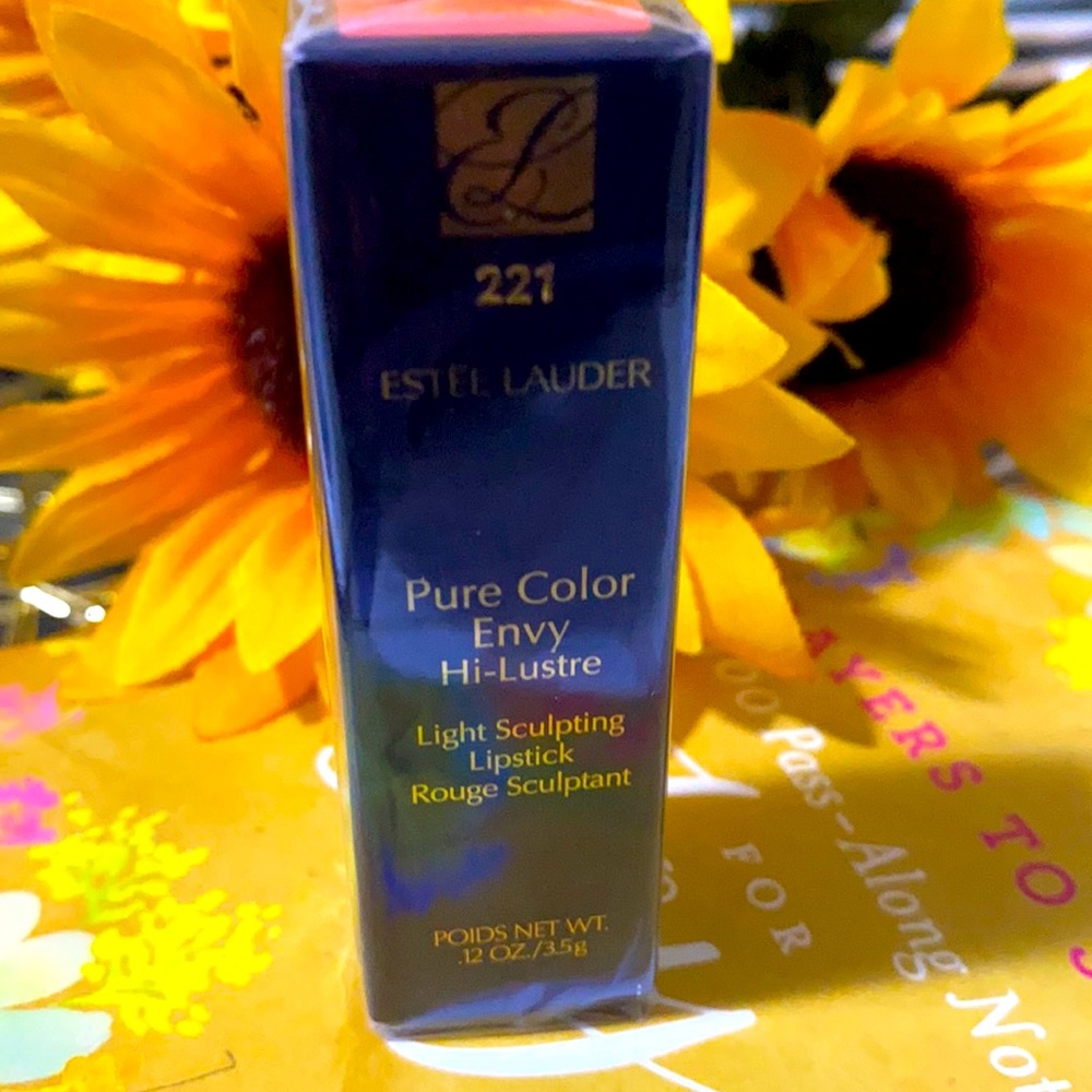 Estée Lauder lipstick #221 rouge sculpture